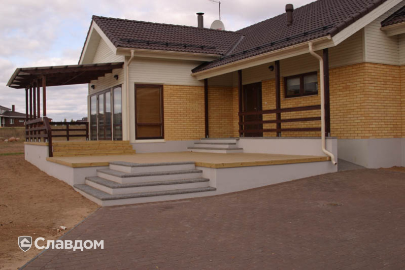 Одноэтажный жилой дом с облицовкой кирпичом Terca Safari шероховатый