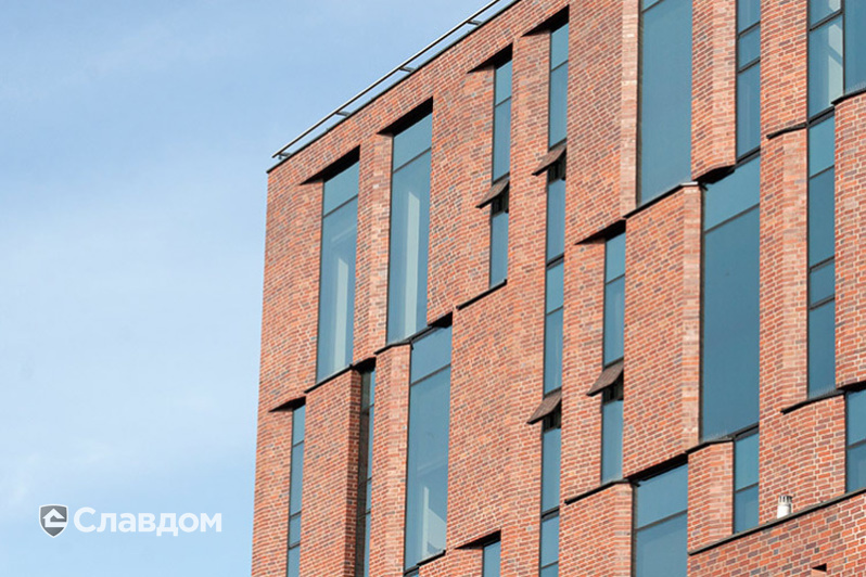 Бизнес-центр с применением облицовочного кирпича LHL CLASSIC 03-01-15-0100-1