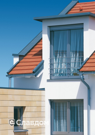 Жилой дом с бассейном с крышей из черепицы Creaton Domino Naturrot