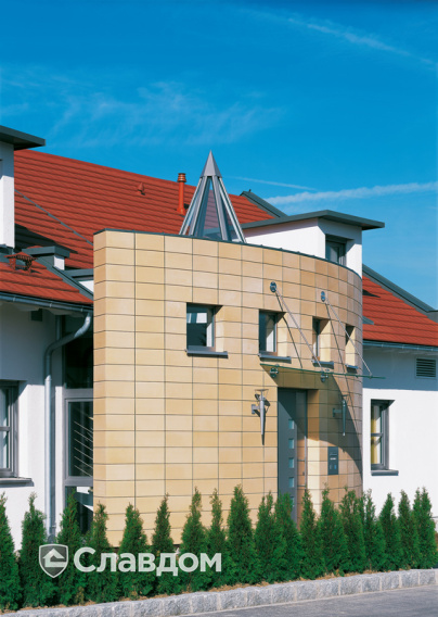 Жилой дом с бассейном с крышей из черепицы Creaton Domino Naturrot