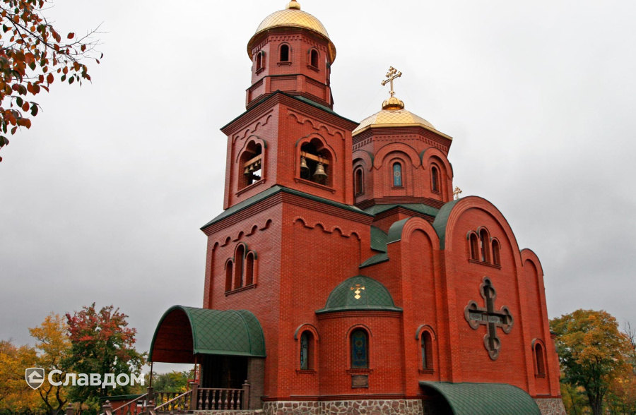 Церковь с облицовкой из кирпича Керамейя рубин