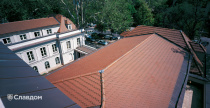 Жилой дом с черепицей Creaton Biber Klassik Braun Engobiert. Многоскатная кровля.