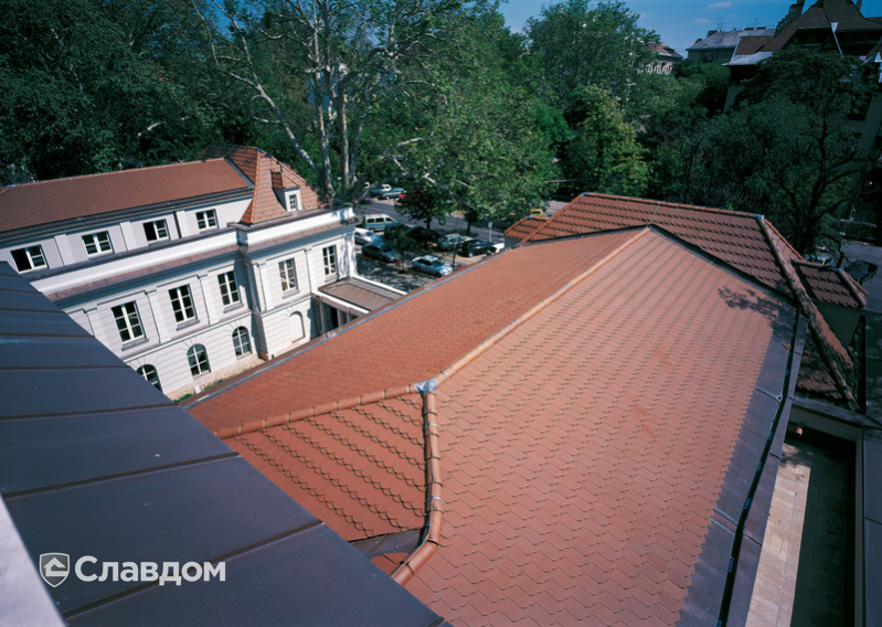 Жилой дом с черепицей Creaton Biber Klassik Braun Engobiert. Многоскатная кровля.