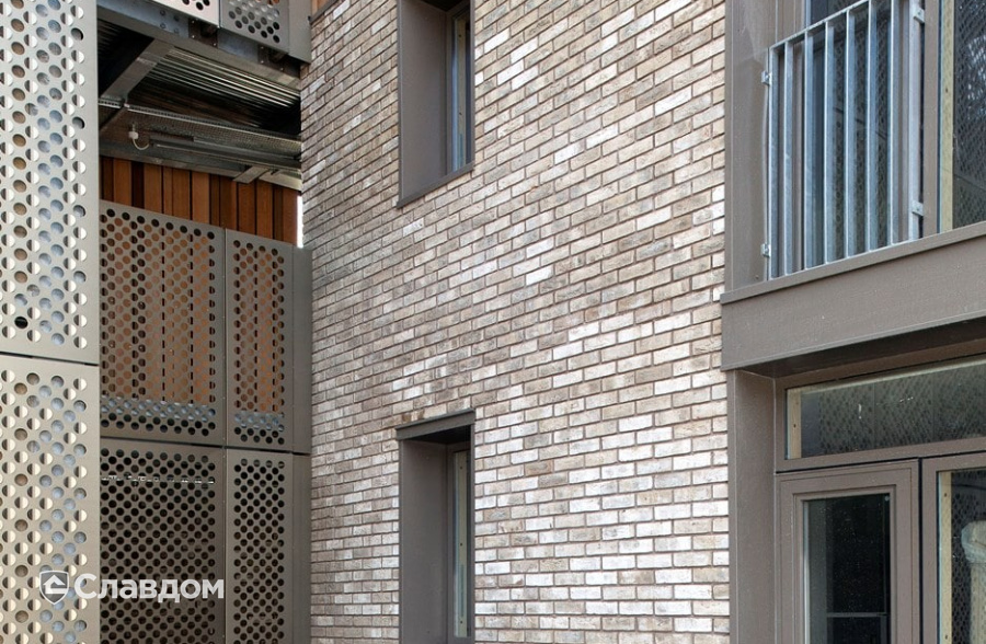 Трехэтажный жилой дом с облицовкой кирпичом Terca Bronsgroen