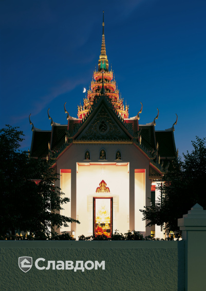 Буддийский храм с крышей Creaton Biber Klassik Weinrot Glasiert и Grun Glasiert