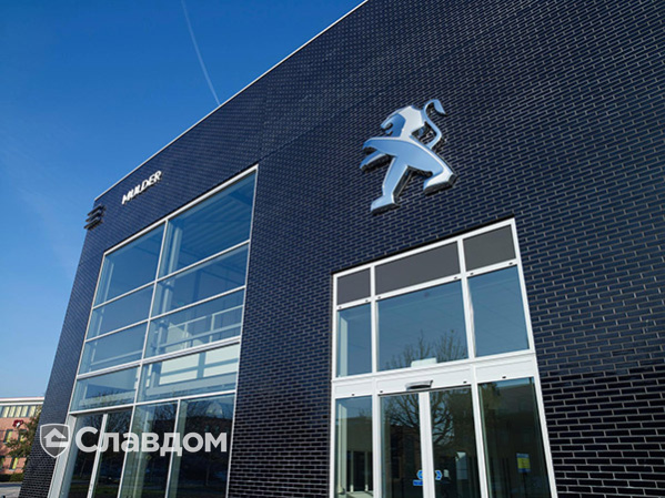 Офис Peugeot с облицовкой кирпичом Terca Blauw Glazuur