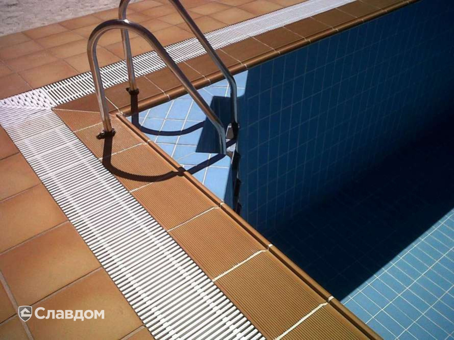 Открытый бассейн с применением плитки Gres Aragon Natural