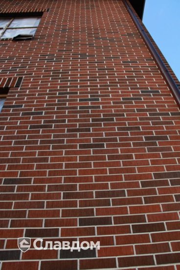 Двухэтажный частный дом с облицовкой кирпичом Terca Red Flame шероховатый