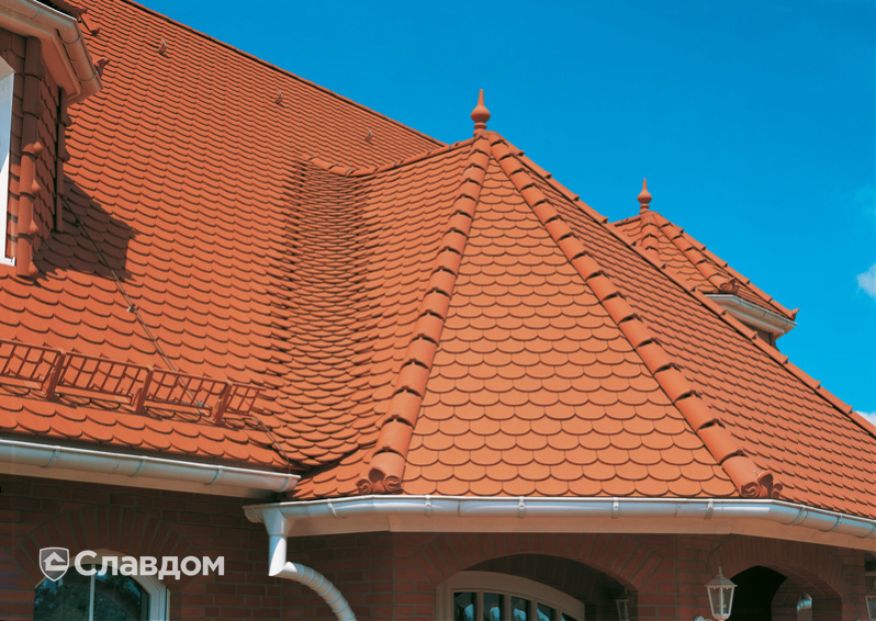 Частный кирпичный дом с крышей из черепицы Creaton Biber Klassik Naturrot
