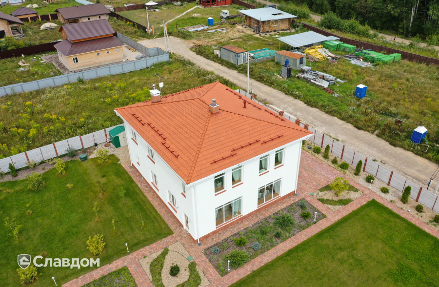 Частный дом с керамической черепицей BRAAS Рубин 9V красный