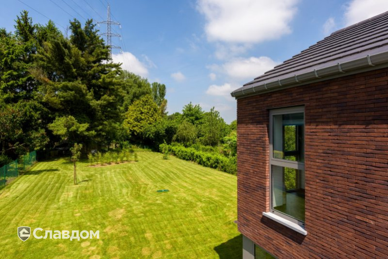 Частный дом с облицовкой кирпичом Terca Iluzo Paars