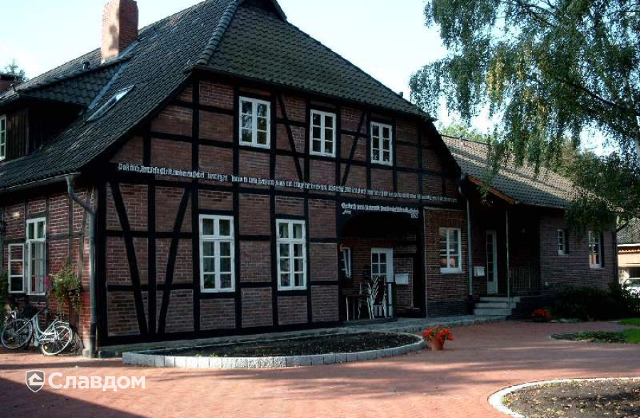Территория частного дома с применением брусчатки Penter Weserbergland