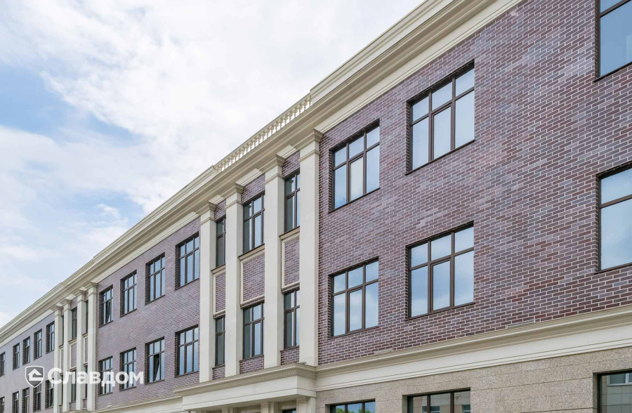 Клубный деловой центр Central Yard с облицовкой фасадной плиткой Stroeher Keravette Shine 825 sherry