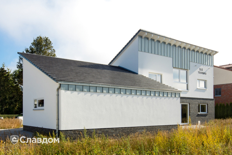 Дом в коттеджном поселке с крышей из черепицы Creaton Domino Schieferton Glasiert