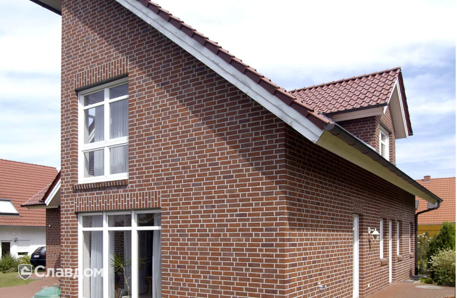 Частный дом с облицовкой кирпичом Feldhaus Kiinker 335 carmesi antic mana