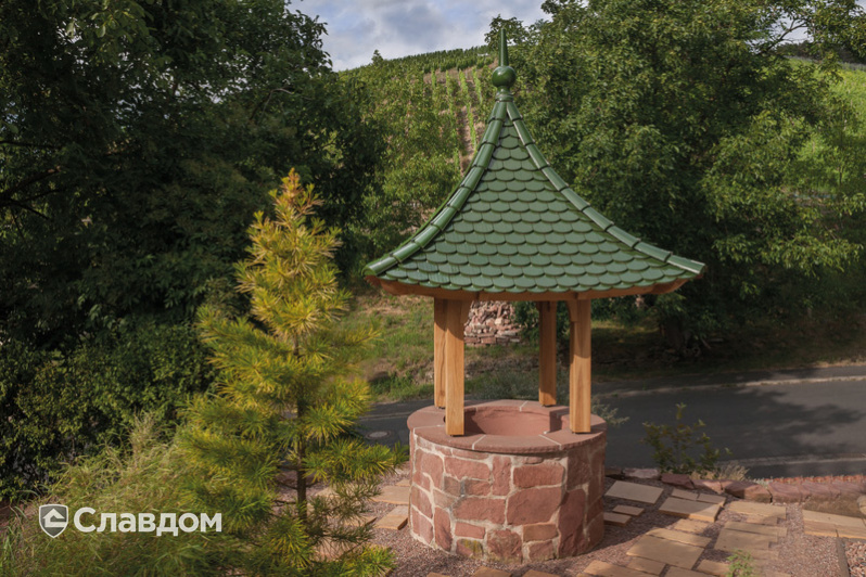 Колодец с крышей из черепицы Creaton Biber Klassik Grun Glasiert и шпилем