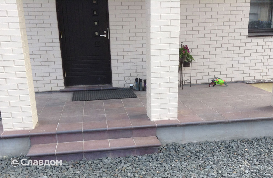 Крыльцо частного дома с применением плитки Terraklinker (Gres de breda)