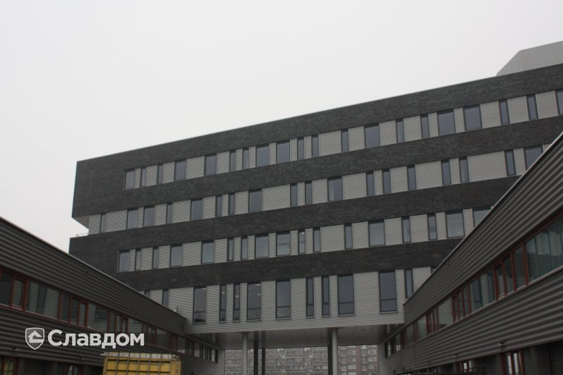 Бизнес центр с облицовкой кирпичом Terca Rinko Falls