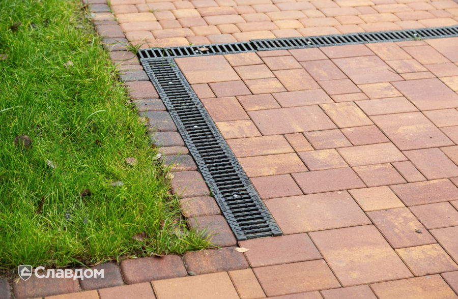 Частный дом в Ленинградской области с мощением плиткой Braer Классико