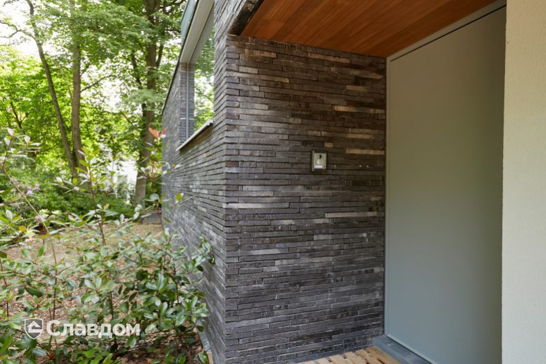 Частный дом в Брассате с облицовкой кирпичом Terca Lathi Kohle Wasserstrich Special E2 