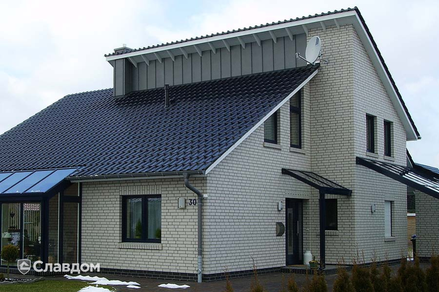 Двухэтажный частный дом с облицовкой кирпичом Roben Montblanc