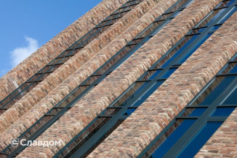 The Womens Organisation с облицовкой кирпичом Terca Topaas