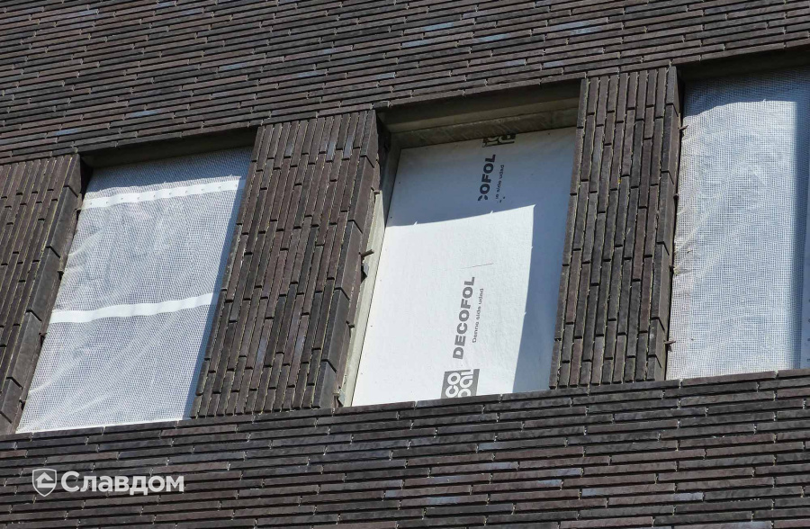 Многоэтажный жилой дом с облицовкой фасадной плиткой Stroeher Zeitlos 359 kohlenglanz