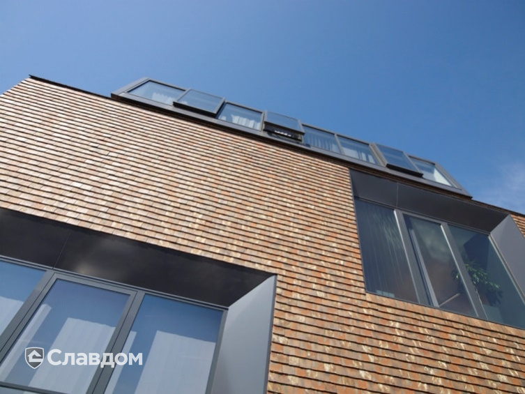 Жилой дом с облицовкой фасада и крыши черепицей Koramic Patrimony Handcrafted Plain Tile Kent Red, Vineyard Black, Lichen Green, Ochre Lichen