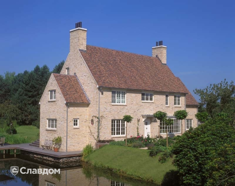 Дом у озера с применением керамической черепицы Koramic Patrimony Handcrafted Plain Tile Kent Red, Vineyard Black, Lichen Green