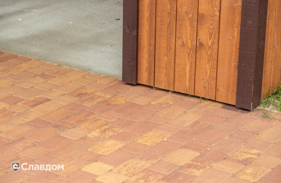 Частный дом в Ленинградской области с мощением плиткой Braer Классико