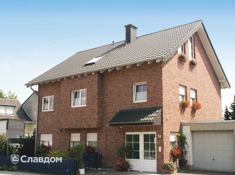 Двухэтажный коттедж с мансардой с облицовкой из кирпича Terca Kastanjebruin