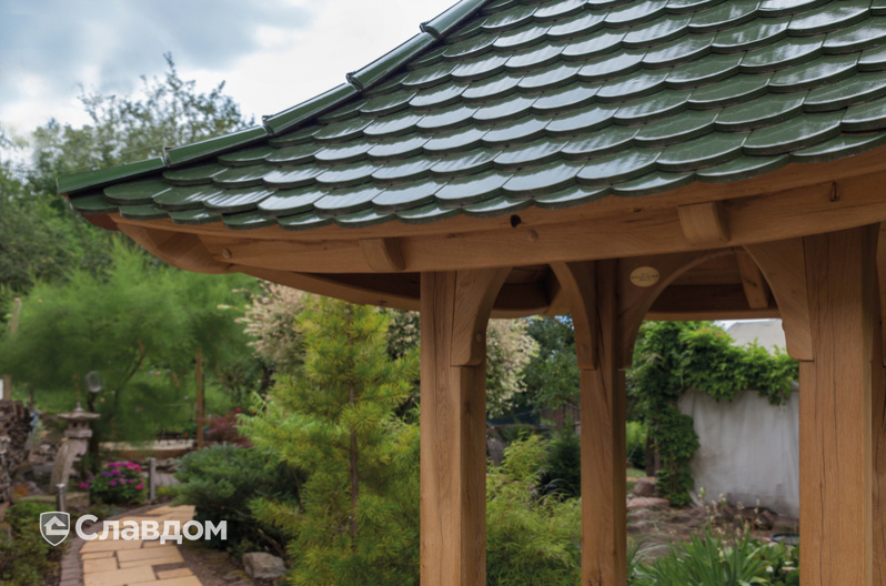 Колодец с крышей из черепицы Creaton Biber Klassik Grun Glasiert и шпилем