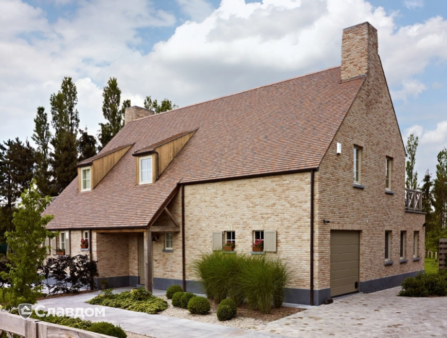 Двухэтажный дом с применением керамической черепицы Koramic Patrimony Handcrafted Plain Tile Kent Red, Vineyard Black, Lichen Green