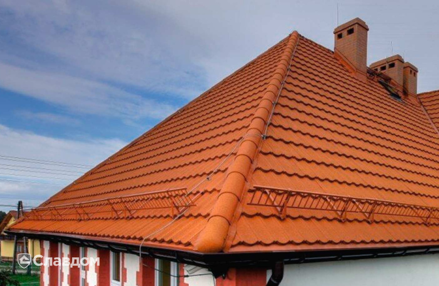 Частный дом с использованием композитной черепицы AeroDek (Decra) Classic цвет осенний каприз