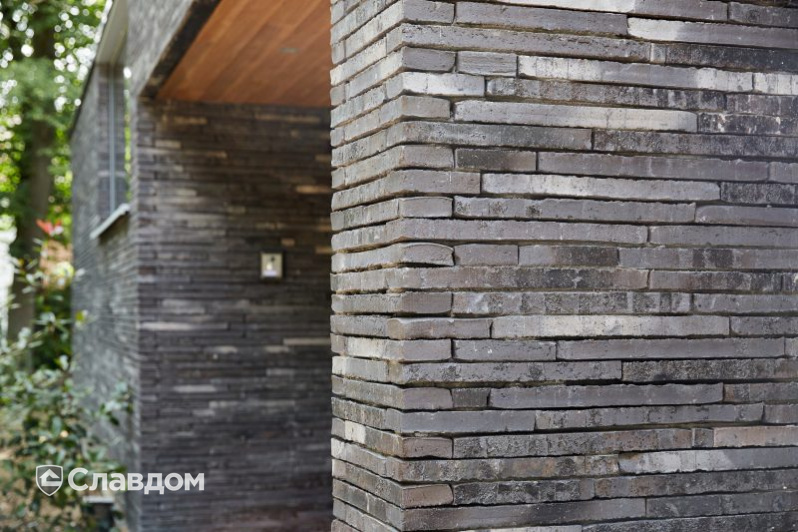 Частный дом в Брассате с облицовкой кирпичом Terca Lathi Kohle Wasserstrich Special E2 