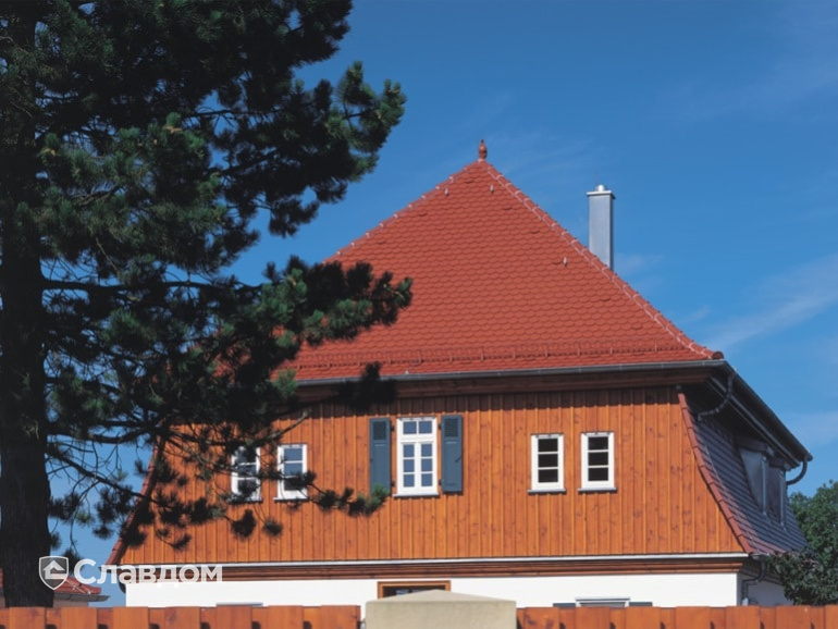 Двухэтажный жилой дом с применением черепицы Braas Опал медный ангоб