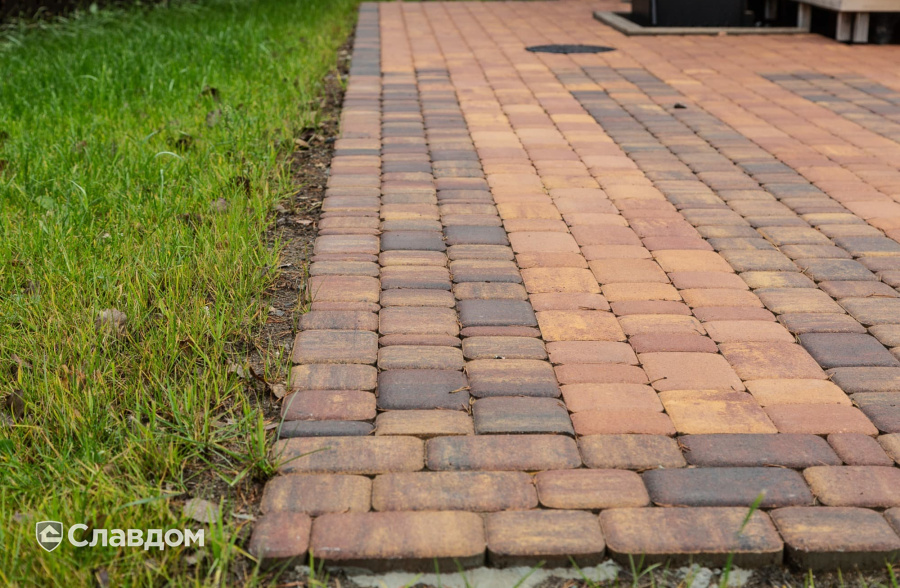 Частный дом в Ленинградской области с мощением плиткой Braer Классико