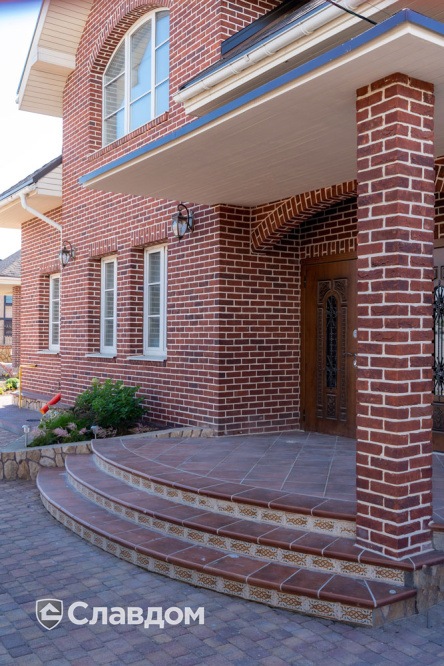 Частный дом с мощением тротуарной плиткой Выбор Старый город Листопад