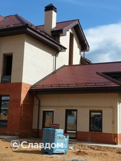 Частный дом в Калужской области с применением брусчатки Erlus Forma