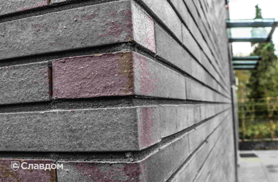 Загородный дом с облицовкой кирпичом MUHR 10 Violettblau geflammt