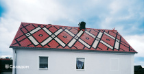 Крыша с узором из черепицы Creaton Biber Klassik Rot Glasiert и Schwarz Glasiert
