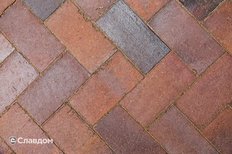 Пешеходная дорожка с применением брусчатки MUHR 04S Rotbraun-bunt special
