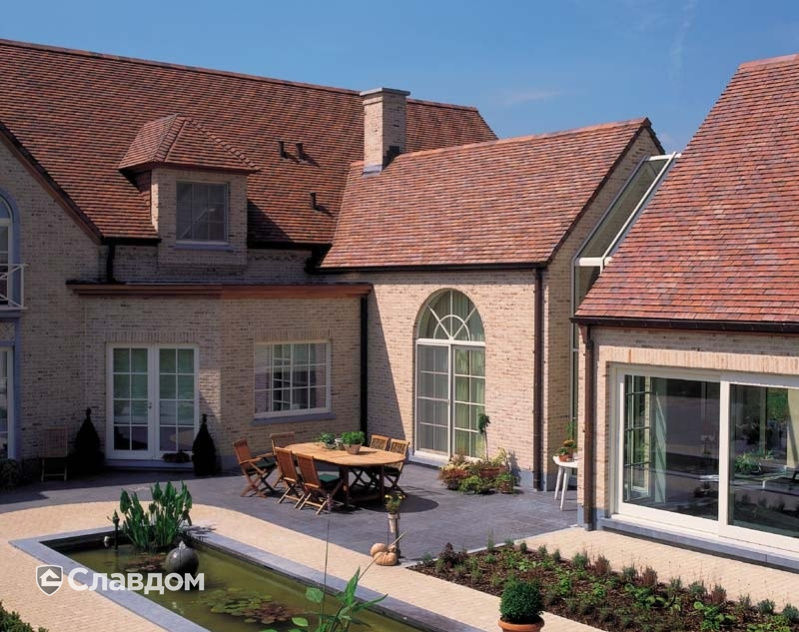 Особняк с применением керамической черепицы Koramic Pontigny Plain Tile Natural Red, Cream Flamed, Red Flamed, Brown Flamed, Mellow Red