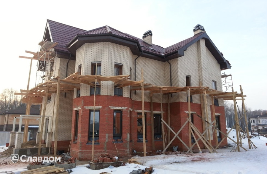 Частный дом в Калужской области с применением брусчатки Erlus Forma