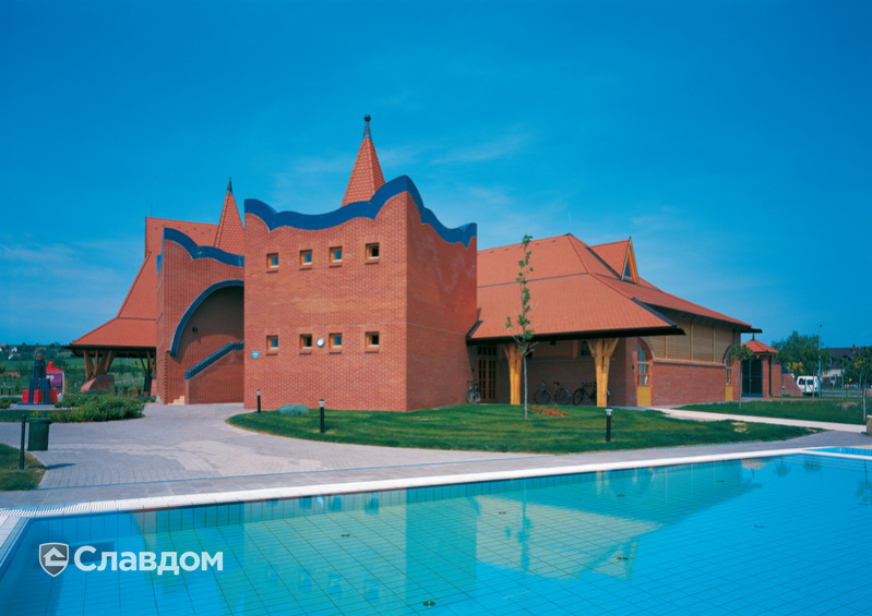 Комплекс с бассейном с крышей из черепицы Creaton Biber Klassik Naturrot