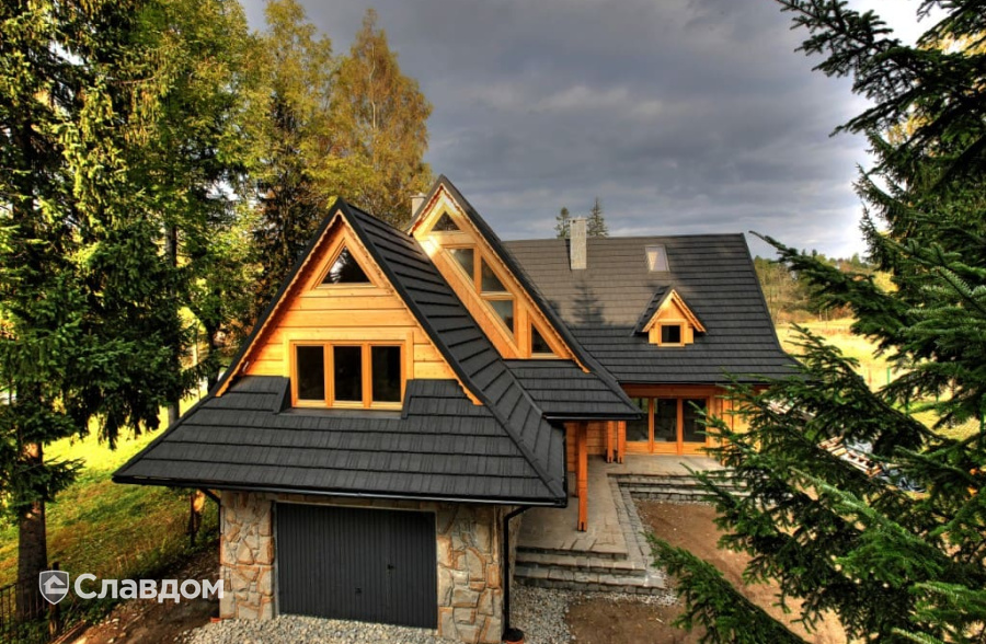 Коттедж с использованием композитной черепицы AeroDek (Decra) Stratos цвет антрацит