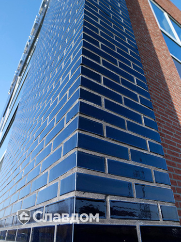 Офис Peugeot с облицовкой кирпичом Terca Blauw Glazuur