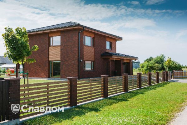 Частный дом с облицовкой кирпичом Terca Red Flame шероховатый