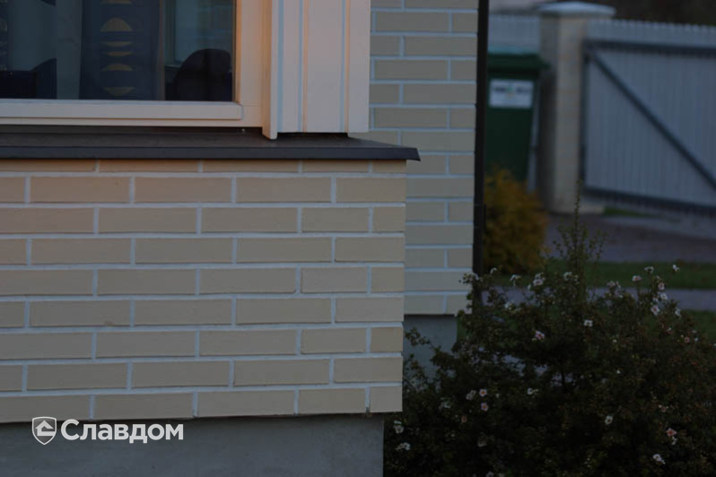 Двухэтажный дом с коричневой крышей с облицовкой кирпичом Terca Kuura гладкий