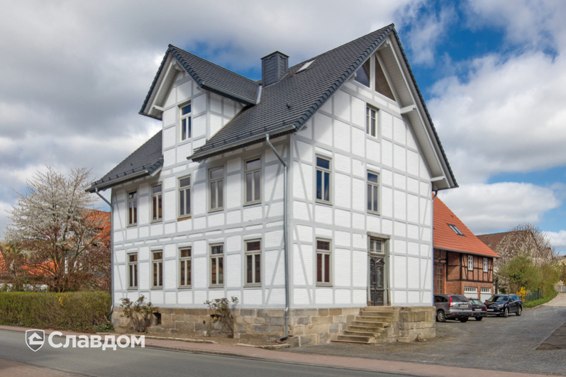 Здание с крышей из черепицы Creaton Biber Klassik Schieferton Engobiert